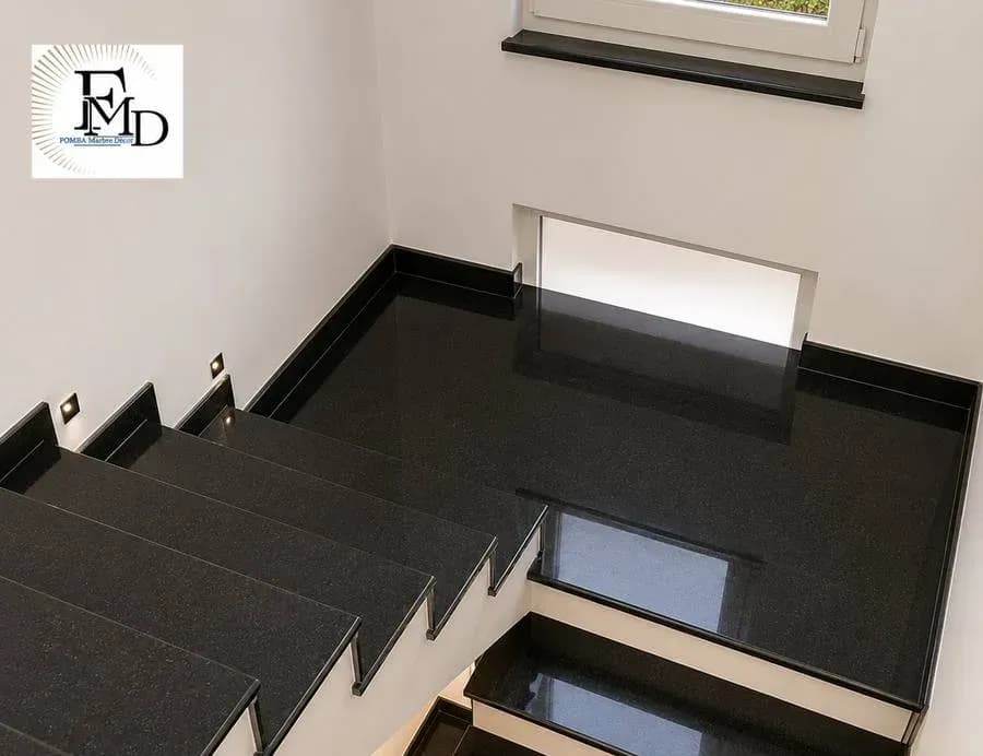 Escalier habillé de granit noir poli, intérieur moderne
