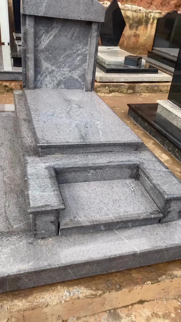 Monument funéraire en granit gris, fini