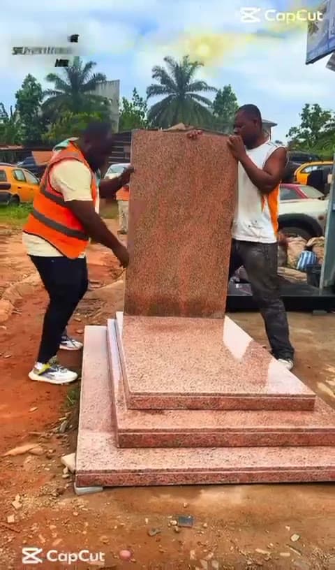 Installation d'un monument en granit rose