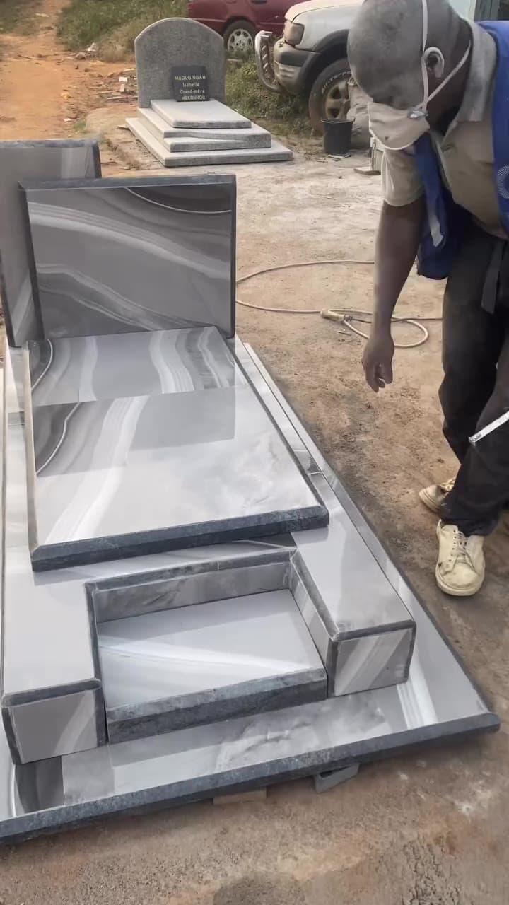 Finition d'un monument en marbre veiné