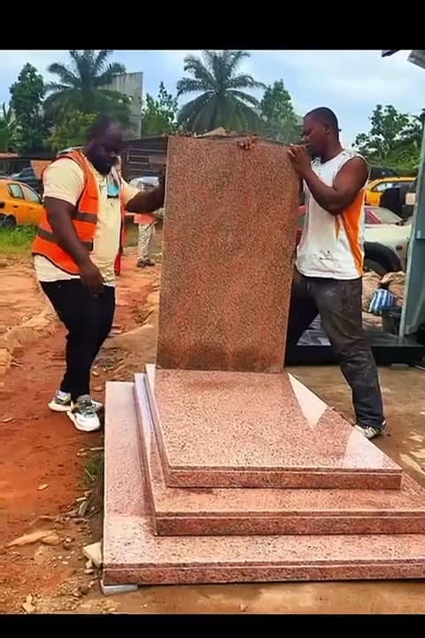 Pose d'un monument funéraire sur site