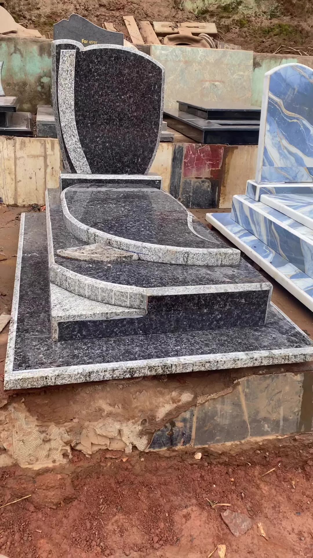 Monument élégant en granit noir poli