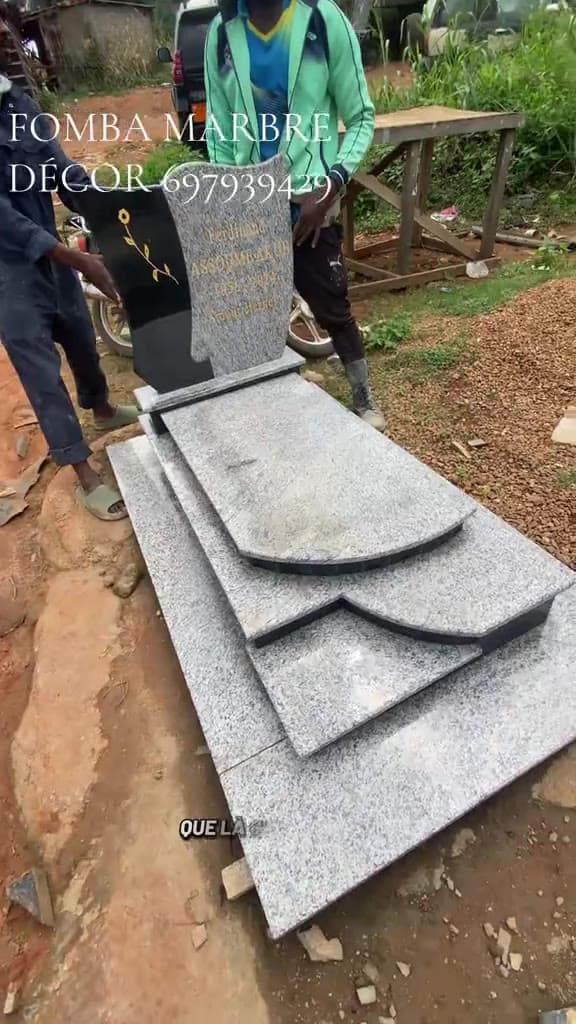 Pose d'un monument avec gravure florale